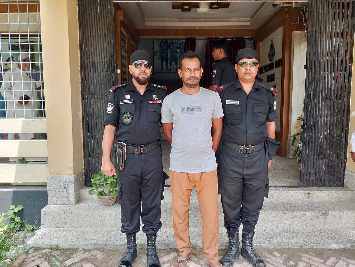 ২৫ মামলার আসামি সামিরুল মণ্ডলকে ঝিনাইদহের শৈলকূপা থেকে গ্রেপ্তার করেছে র্যাব